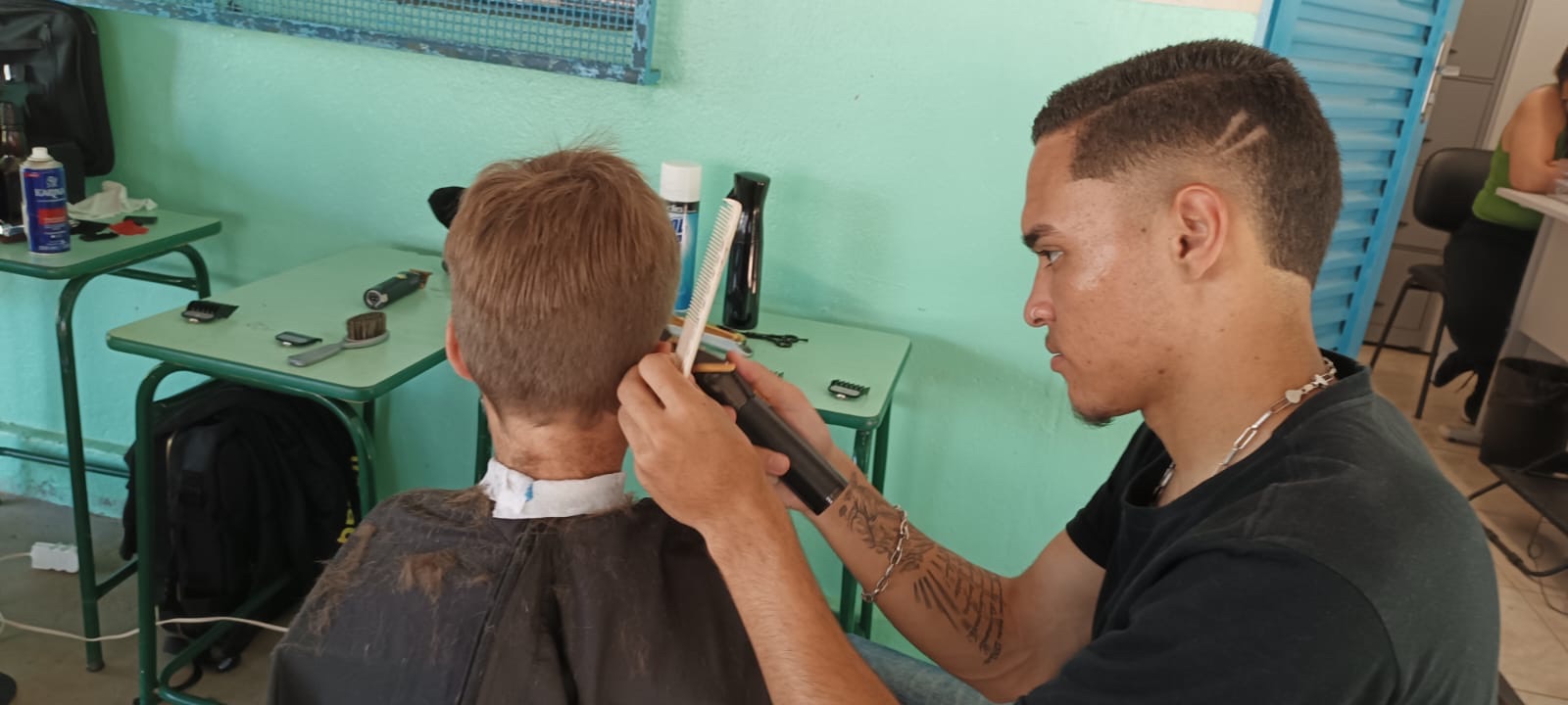 Ação social com estudantes de barbearia L’oreal