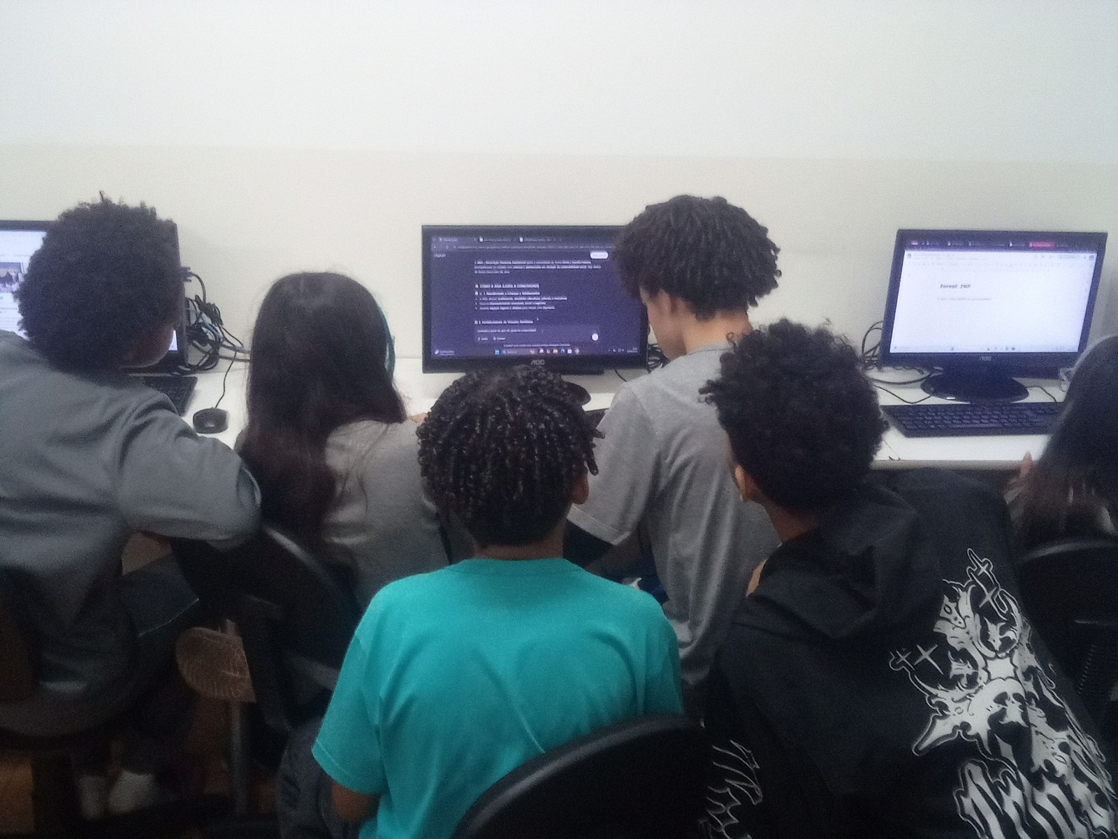 Jornal da Comunidade: jovens colocando a mão na massa.